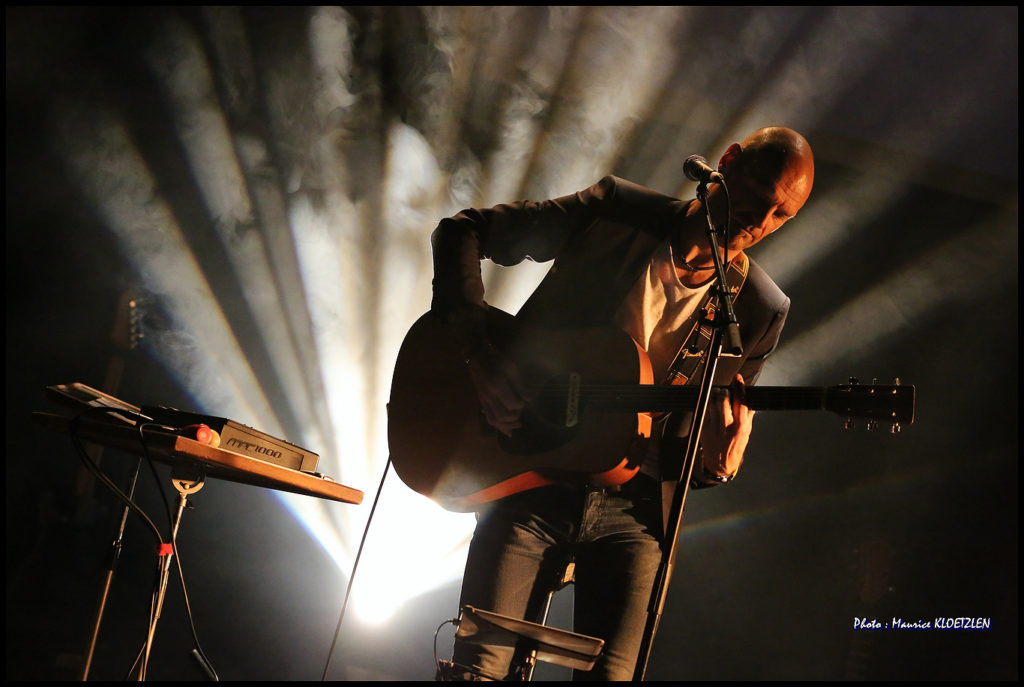 Chanteur live musique karaoké concert